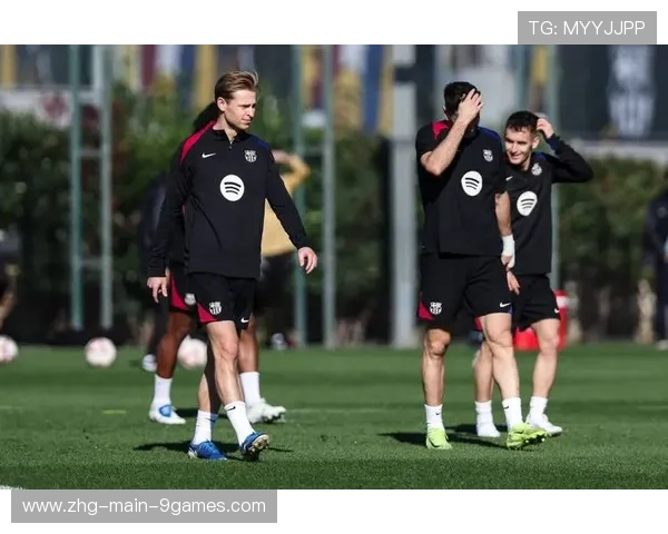 巴萨中场三人组节奏契合，德容的推进极具力量感