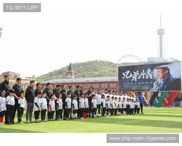 球队的家庭日：幕后温馨瞬间大揭秘，家庭足球队